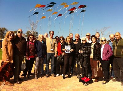 28 דצמבר 2012 ביקור בכפר נהר הירדן מארח חיים טופול במרכז התמונה