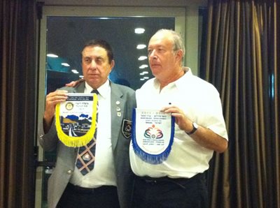 20 ספטמבר 2011 נשיא המועדון יורם רובינשטיין (מימין) מעניק את דגלון המועדון לנגיד משה אידלמן במועדון
